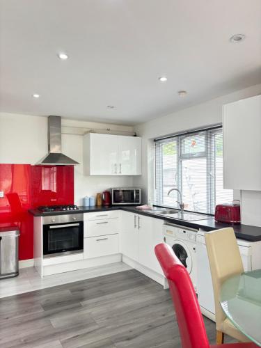 Cheerful 2 Bedroom furnished with Parking in Hughenden