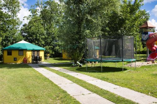 Kampeerhuisje met hottub in Burdaard