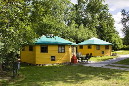 Kampeerhuisje met hottub in Burdaard