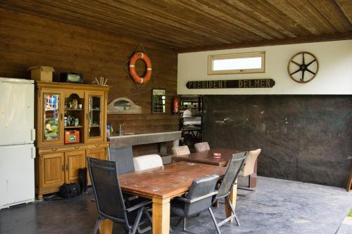 Kampeerhuisje met hottub in Burdaard