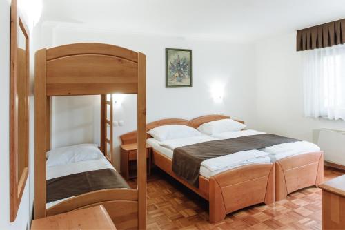 2 twin beds, 1 bunk bed