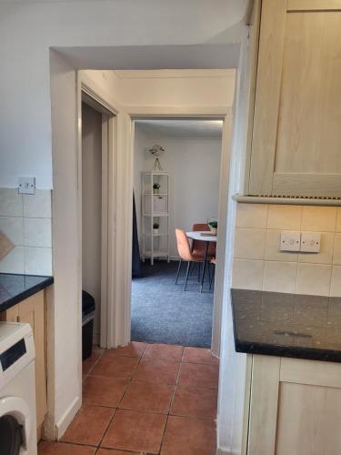 Spacious 4-Bed Home in Beautiful Weymouth in บรอดเวย์