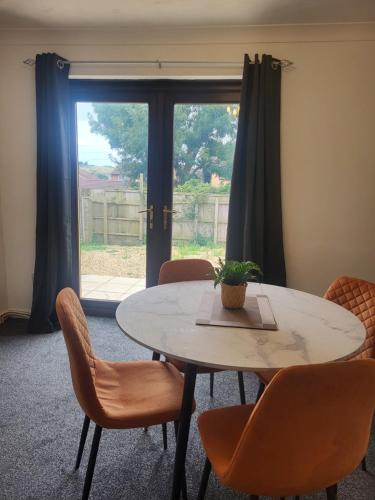 Spacious 4-Bed Home in Beautiful Weymouth in บรอดเวย์