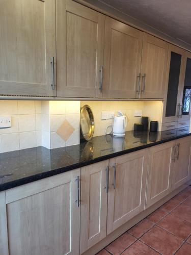 Spacious 4-Bed Home in Beautiful Weymouth in บรอดเวย์