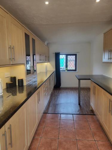 Spacious 4-Bed Home in Beautiful Weymouth in บรอดเวย์