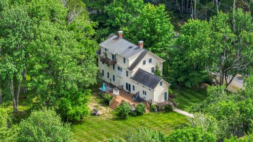 4 BDR with Private Hot tub Backyard and Deck