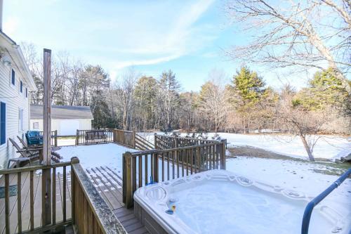 4 BDR with Private Hot tub Backyard and Deck, Wells (photo 2)
