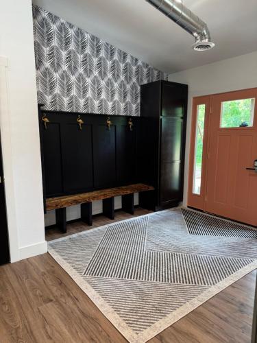 ทางเข้า, NEW Build Home with Outdoor Oasis, Game Room & Bunkroom in วาบาสชา (MN)