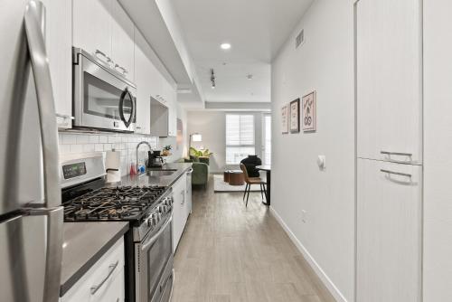 Spacious and Bright West Hollywood Pool & Gym