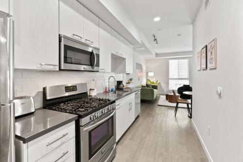 Spacious and Bright West Hollywood Pool & Gym