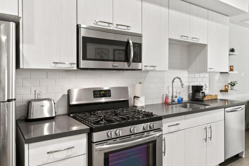 Spacious and Bright West Hollywood Pool & Gym