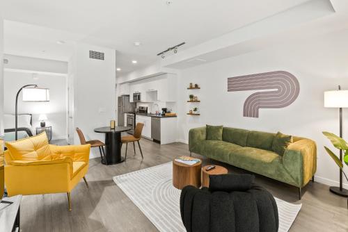 Spacious and Bright West Hollywood Pool & Gym
