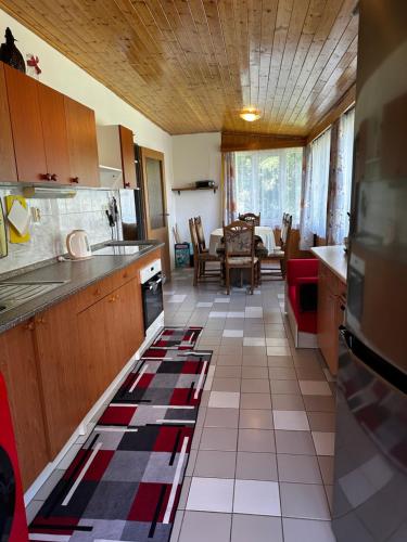 Chata na Špince (Chata na Spince) in เซอร์เวนี คอสเตเลซ