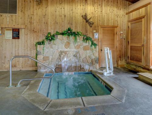 อ่างแช่น้ำร้อน, Misty Harbor Resort in เวลส์ (ME)