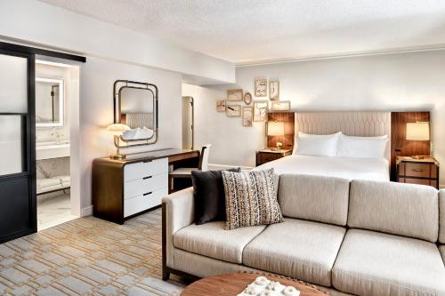 Executive Room - 1 King Bed image 3