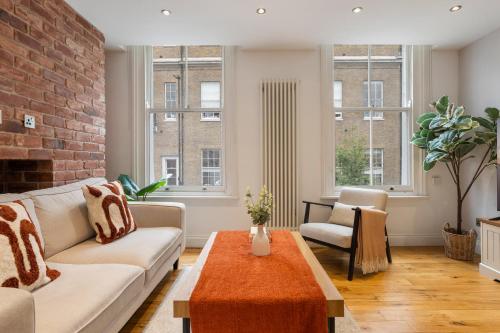 Luxury Stay in Central - SNUGGL Apartments - image 2
