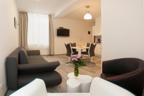 Old Square Apartment - image 7