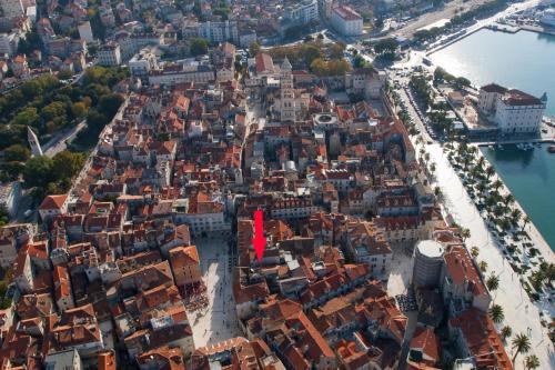 Old Square Apartment - image 5