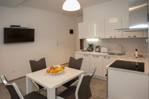 Old Square Apartment - image 10