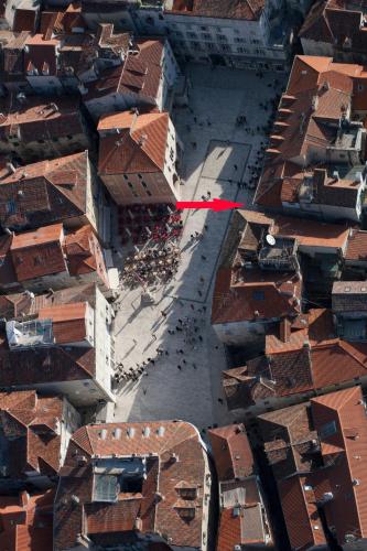 Old Square Apartment - main image