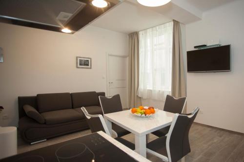 Old Square Apartment - image 8