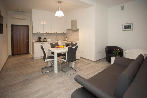 Old Square Apartment - image 2
