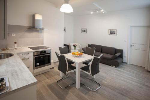 Old Square Apartment - image 11