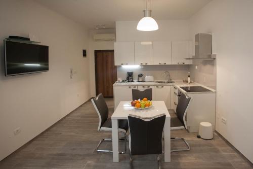 Old Square Apartment - image 13