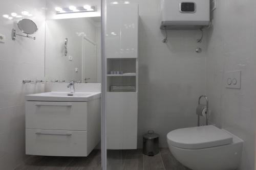 Old Square Apartment - image 6