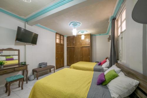 Twin Room with Private Bathroom image 4