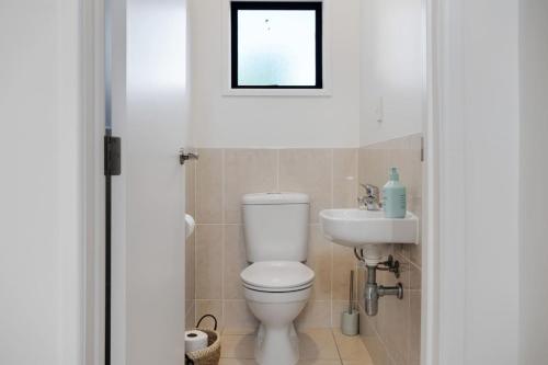 Sweet Sunshine Nest with Pool, Aircon and Parking, Окленд (фото 6)