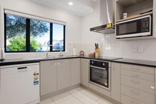 Sweet Sunshine Nest with Pool, Aircon and Parking, Окленд (фото 8)