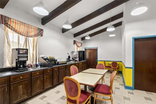 America's Best Value Inn and Suites - image 3