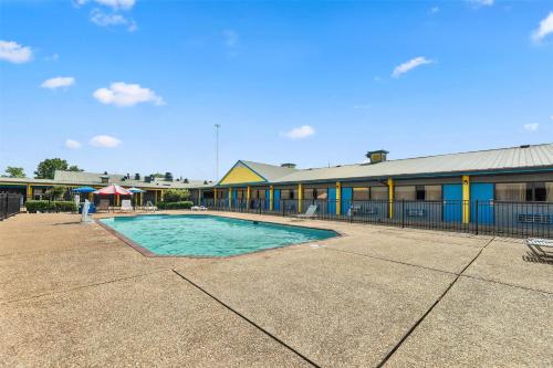 America's Best Value Inn and Suites - image 8
