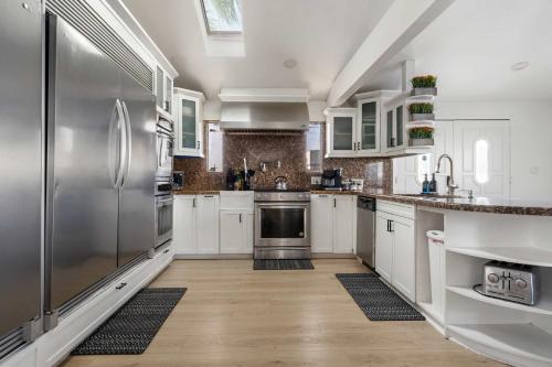 Family Pool House with games in National City (CA)