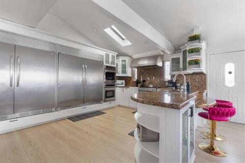 Family Pool House with games in National City (CA)