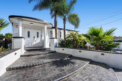 Family Pool House with games in National City (CA)