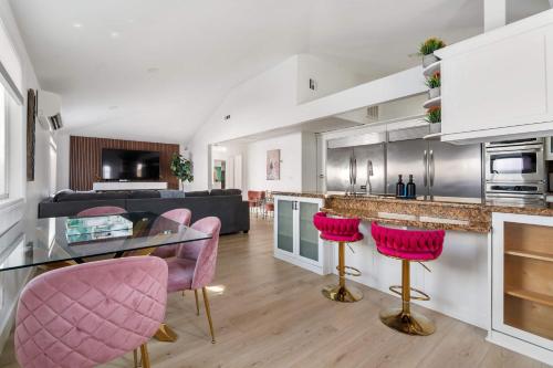 Family Pool House with games in National City (CA)