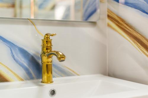 Lavish 2 Bedroom Apartment in the Heart of Mayfairs Luxury H11 - image 13