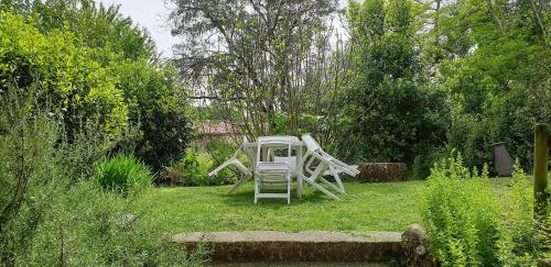 Les Gîtes du Hameau avec piscine (Les Gites du Hameau avec piscine) in Lamothe-Landerron