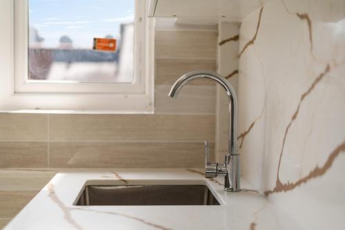Exclusive 2-Bedroom Retreat in Iconic Mayfair H8 - image 4
