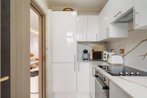 Elegant 2 Bedroom Mayfair Apartment Unmatched Luxury H7 - image 8