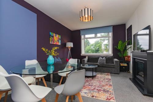 Modern And Vibrantly Designed Apartment in Мазеруелл