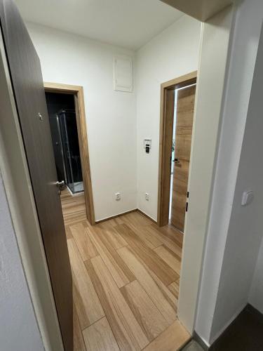 PeopleGuru apartments - Terasa, Parking in 伊赫拉瓦