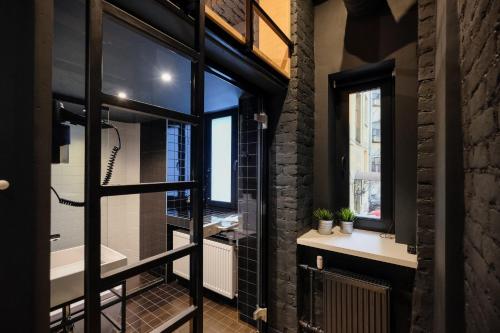 InBox Capsule Hotel - image 8