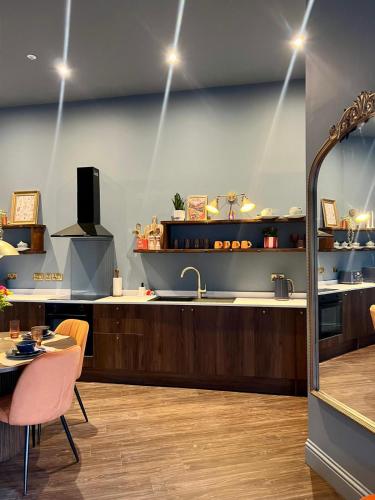 кухня, The Bank - Rooms & Apartments by Coorie Doon Stays in Трун