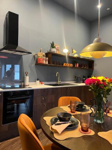 кухня, The Bank - Rooms & Apartments by Coorie Doon Stays in Трун