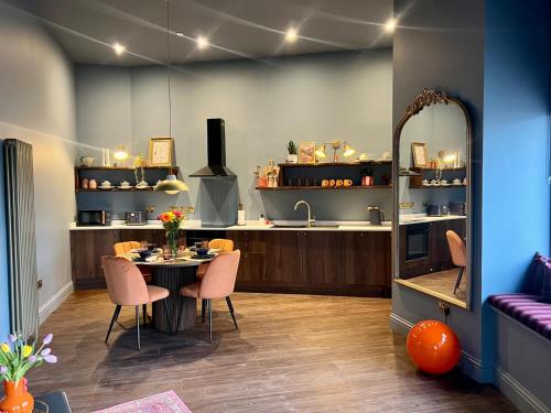 кухня, The Bank - Rooms & Apartments by Coorie Doon Stays in Трун