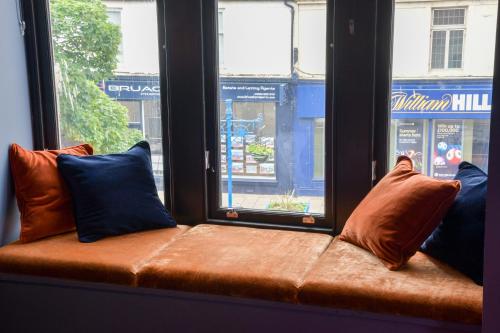 Зовнішній вигляд готелю, The Bank - Rooms & Apartments by Coorie Doon Stays in Трун