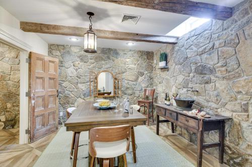 French Château Near Beaches, Mystic and Casinos! (French Chateau Near Beaches, Mystic and Casinos!) in North Stonington